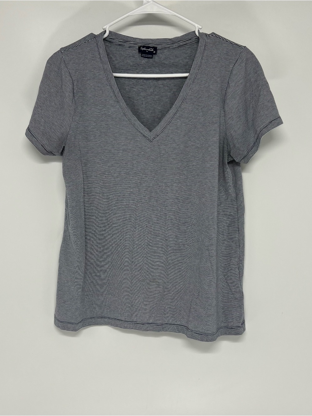 Splendid women’s v neck t shirt medium